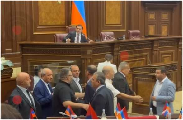 Овик Агазарян бросил бутылку в сторону членов «Гражданского договора»: напряжённая обстановка в НС (видео)